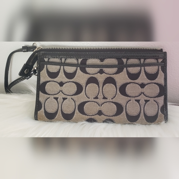 GUC COACH POPPY WRISTLET - Picture 3 of 5